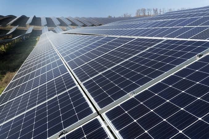 Aprenda a instalar sistemas de energia solar Iniciar Visão geral Este curso aborda os princípios básicos e a instalação prática de sistemas de energia solar, capacitando os alunos a implementar proje